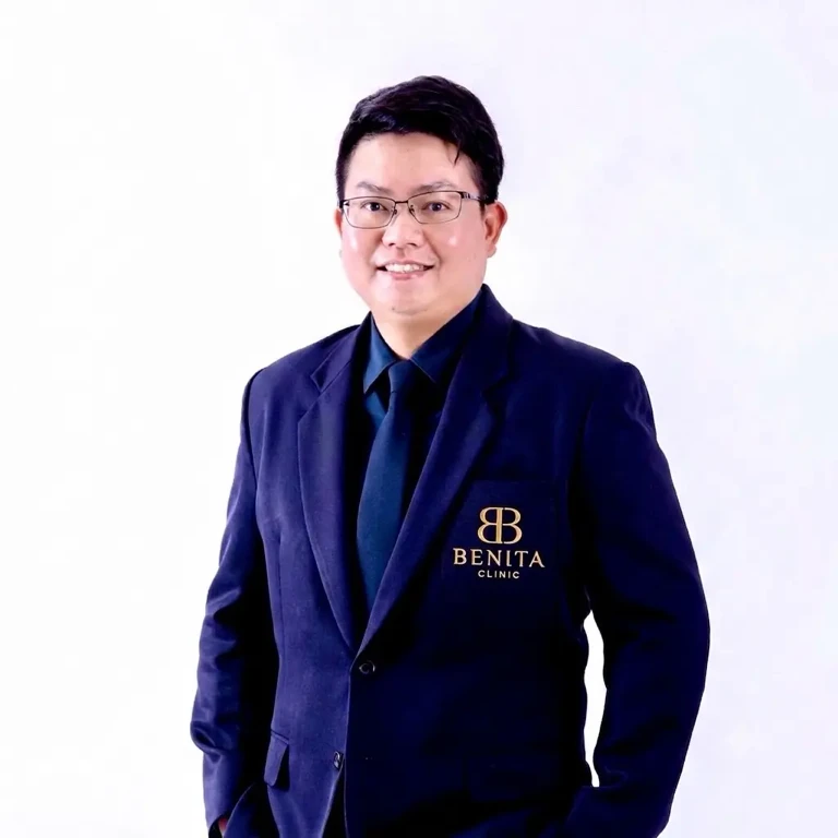 รศ.นพ.ธนพล ชอบเป็นไทย (คุณหมออรรถ) อาจารย์แพทย์เฉพาะทางศัลยศาสตร์ออร์โธปิดิกส์ ผู้ดูแลผู้ป่วยกระดูกและข้อที่เบนิต้าคลินิก นครปฐม